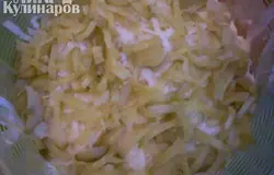 Следующий слой: соленый огурец, порезанный соломкой. Снова смазываем  майонезом