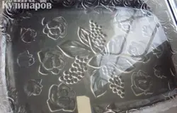 Желатин  смешать с бульоном и поставить на огонь, постоянно помешивая, нагреть до теплого состояния. Разлить по формам, чтобы слой был примерно сантиметра 2. Я разливала в подносы. Убрать в холодильник до полного застывания.