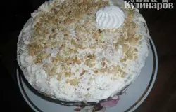 Торт "Безешка" готов! Я смазала его кремом и обсыпала орехами. Убрала в холодильник до утра.