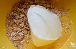 Добавляем сливочный сыр. Это необязательно, я готовлю и без него часто. Просто этот вариант сытнее, я его делала для мужа. Можно сахар не добавлять, а сыр добавить с паприкой или зеленью, будут несладкие оладушки.