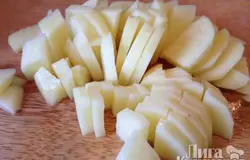 Картофель чистим и нарезаем ломтиками, кто как любит