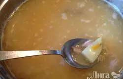 Картофель тоже выкладываем в суп, варим минут 10.