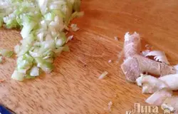 Оставшуюся половинку луковицы нарезаем ломтиками.