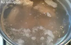 Доводим бултьон до кипения и снимаем пену