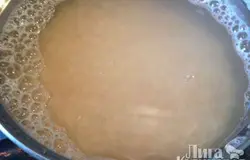 С заранее замоченного гороха сливаем воду