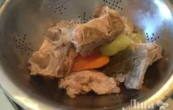 Бульон процеживаем, овощи выкидываем