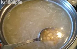 В кипящий бульон закладываем горох