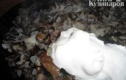 Добавить сметану, еще немного обжарить