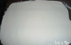 Тесто раскатать в пласт