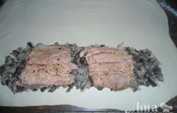 Сверху грибной начинки положить куски рыбы. Аккуратно завернуть пирог (я сделала форму рыбы).
