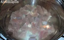Мясо промыть в нескольких водах, старательно отжимая от крови.  Заливаем чистой водой и ставим на огонь. Индейку варим так: доводим до кипения, снимаем пену, солим бульон, накрываем крышкой и томим на небольшом огне 1 час.  Если у вас не филе, а, например, голень, до варим чуть дольше (в зависимости от величины) и разбираем от костей.