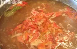 Проверяем готовность картофеля. Если он почти готов, то добавляем зажарку в суп. Варим еще все вместе в течение 5 минут