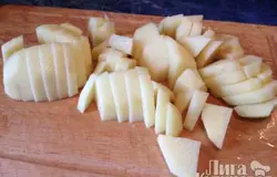 Картофель нарезаем кусочками, также отправляем к супу