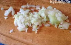 Режем луковицу.
