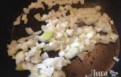 Обжариваем лук на растительном масле