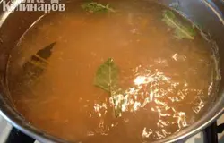 В супчик добавляем лавровые листики и по вкусу сушеных травок (хорошо тимьян, орегано), выкладываем нашу отварную фасоль