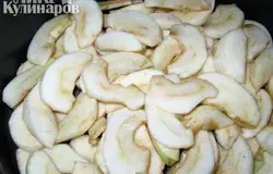 Посуду, в которой будет выпекаться наш пирог, смазать маслом и посыпать панировочными сухарями. На дно посуды равномерно выложить очищенные и нарезанные дольками яблоки.