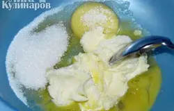 Отдельно растереть желтки, сливочное масло, сахар.