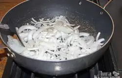 Говядину нарезаем тонкими полосками, чем тоньше, тем лучше! Лук также нарезаем полосками. Обжариваем лук на растительном масле на среднем огне.