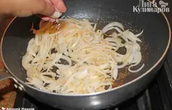 Посыпаем сахаром и продолжаем обжаривать, лук покроется коричневой карамельной корочкой.