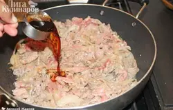 Заливаем соевым соусом, мирином и саке. Если мирина (сладкое рисовое вино) вы не найдете, замените его на сладкое белое виноградное.
