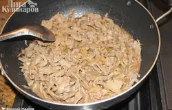 Тушим говядину гюдон на среднем огне, пока жидкость не испарится.