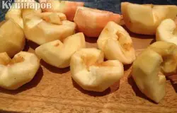 Яблоки чистим и удаляем сердцевину. Нарезаем тонкими дольками.