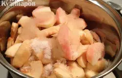 Добавляем алкоголь. Это, наверное, одно из немногих расхождений в рецептуре трансильванского яблочного пирога в разных источниках. Кто-то использует ром, кто-то использует коньяк, а кто-то вообще ликер. У меня был коньяк специально для кулинарных целей)