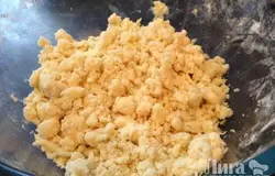 Миксером или блендером перемалываем в мелкую крошку тесто. На фото видны крупные комочки. Чем меньше крошка, тем более рассыпчатое будет тесто