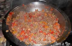смешиваем готовый фарш с обжаренными ранее овощами и обжариваем ещё минуты 2-е, после этого убираем с плиты и выкладываем в миску.