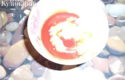 делаем смесь из кетчупа и майонеза для смазывания лепешки