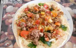 выкладываем на середину смесь мясного фарша и овощей