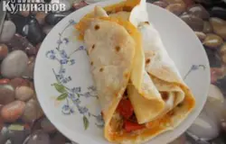 достаем из микроволновки и аккуратно сворачиваем края к середине круга.  можно кушать - приятного аппетита!!