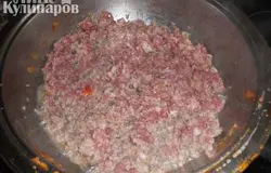 обжариваем мясной фарш до готовности, соль и перец по вкусу