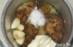 Смешать в чаше блендера очищеные баклажаны, очищеный чеснок, оливковое масло, кунжут, майонез, сметану, соль.