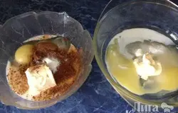 В одну миску кладем 3 столовых ложки молока и какао, а также половину ванилина или ванильного сахара. В другую миску кладем оставшуюся ложку молока и половину ванилина или ванильного сахара