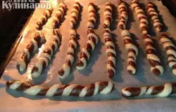 Выкладываем на пергамент, смазанный маслом.  Отправляем в духовку на 15 минут при 180 - 190 С. Автор предлагала выпекать с двух сторон, т.е. 5- 7 минут и перевернуть. Я не стала заморачиваться и не раскаялась. Песочное тесто  при охлаждении стало замечательно хрустящим.