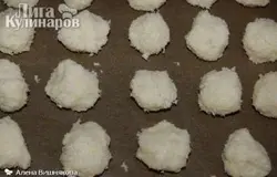 Скатать шарики и выложить на противень, смазанный маслом.