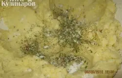 Отварить картофель, приготовить из него  пюре, в пюре добавить соль, зелень сушёную или свежую, перец черный молотый и яйца, всё хорошо перемешать в однородную массу, из которой и делаем котлеты.