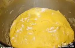 Аккуратно вынимаем тесто, руки припудрите мукой. Также насыпьте муки на стол и раскатайте тесто. Нарежьте жгутики толщиной в 1 - 1,5 пальца.