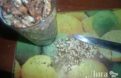 Орехи измельчить ножом.