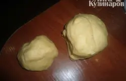 Замесить тесто для пирога " Яблочный спас": из желтков яиц 1/3 стакана сахара, маргарина комнатной температуры и муки. Разделить его на три части, одну часть убрать в морозилку.