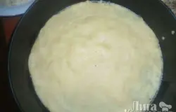 А две другие раскатать в один корж (размер, как для формы).