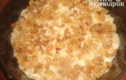 Сверху посыпать обсушенным изюмом.