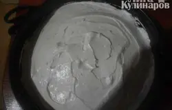 Белок взбить до пиков, добавляя понемногу сахар.