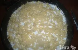 Промазать пирог взбитым белком. И обсыпать сверху крошкой (тесто вынуть из морозильника и натереть на крупной терке).