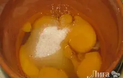 Яйца взбить с сахаром добела.