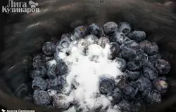 Для варенья - засыпаем чернику сахарной пудрой и ставим на небольшой огонь. Помешивая, доводим до кипения, добавляем цедру лимона и варим буквально 5 минут (в случае замороженной ягоды - минут 7-8).
