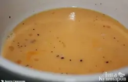 Взбиваем яйца с молоком, добавляем сахар, ваниль