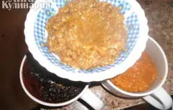 Потом добавить по 1 столовой ложке в каждую тарелочку сахара и немного теплого сиропа. Размешать, получится масса в виде повидла.